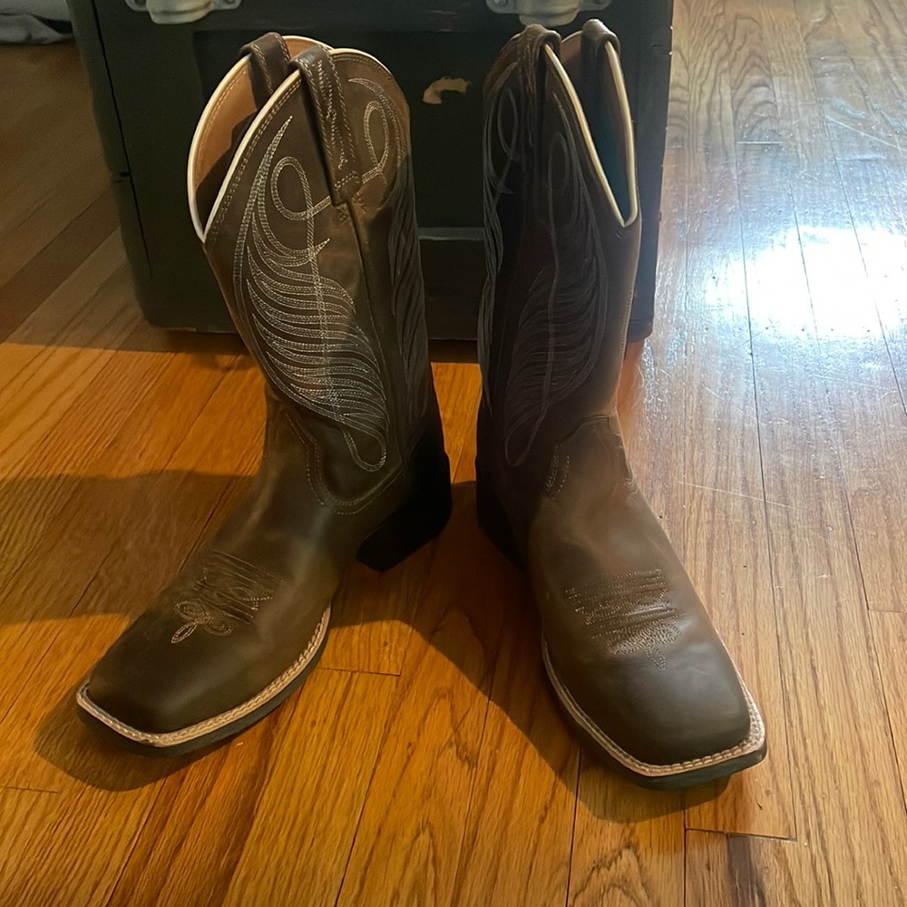 COPY - ARIAT Cowboy boots! Round Up square toe cowboy boots. Only worn once!!!